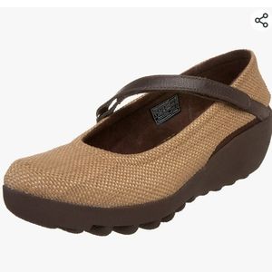 Tsubo Tan Linen Cori Mary Jane Wedges Size 10.5
